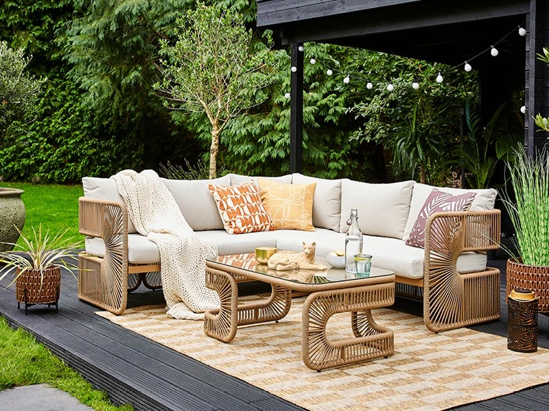 10+ Modern Indoor-Outdoor Living Space Ideas to Try 2026