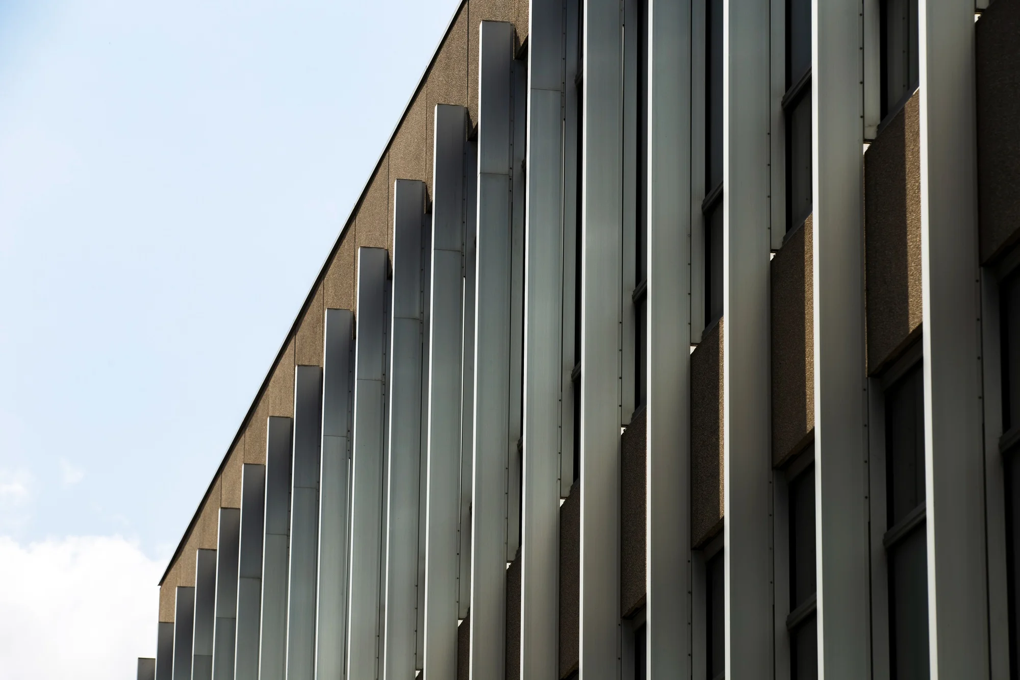 Curated visual reference: Everything Around Mimicked Bits Of Perfect Orient Facades Reference: Guide Des Solutions Pour Fenêtres Et Portes Au Moyen Orient